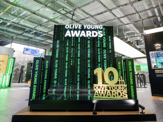 올리브영 홍대타운 매장에 마련한 '올리브영 어워즈 2024' 팝업 전시 공간. CJ올리브영 제공